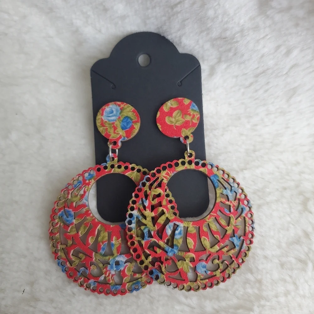 3/$15 New Red Wooden Floral Earrings - Picture 3 of 3